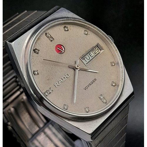 128 - A Vintage Rado Voyager Gents Watch. Stainless steel strap and case - 34mm. Beige dial with day/date ... 