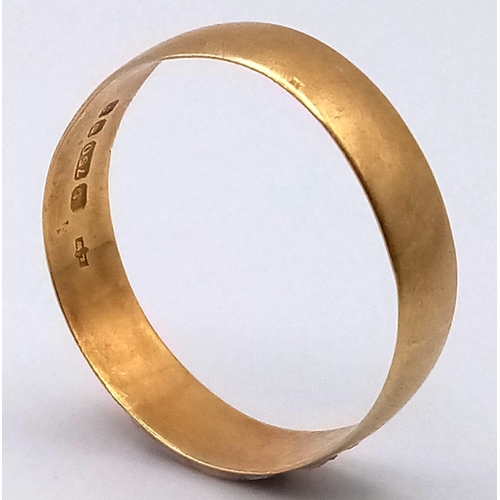 207 - A 18K GOLD BAND RING .   2.25gms    size T