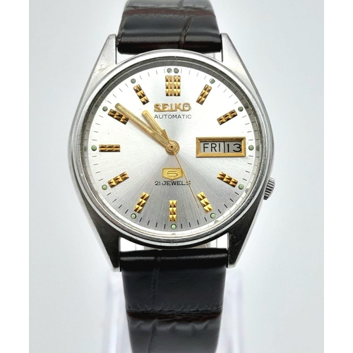 241 - A Vintage Seiko 21 Jewel Automatic Gents Watch. Burgundy leather strap. Steel case - 35mm. Silver to... 