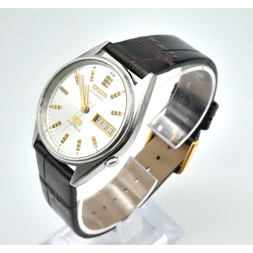 241 - A Vintage Seiko 21 Jewel Automatic Gents Watch. Burgundy leather strap. Steel case - 35mm. Silver to... 