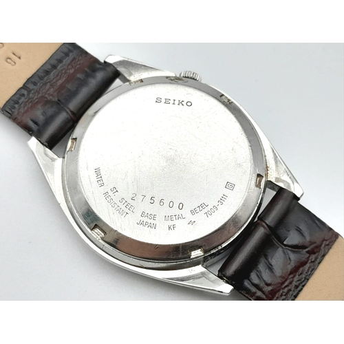 241 - A Vintage Seiko 21 Jewel Automatic Gents Watch. Burgundy leather strap. Steel case - 35mm. Silver to... 