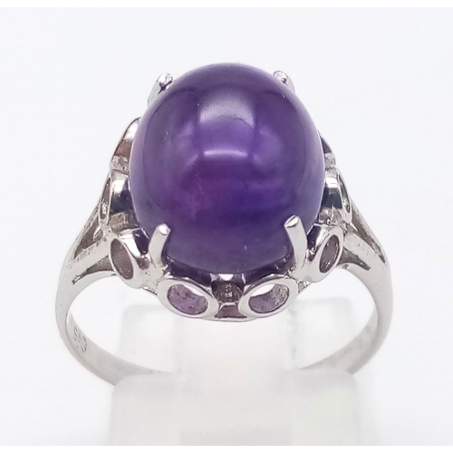 358 - AN AMETHYST CABOCHON SET IN 9K WHITE GOLD .  3.1gms   size N