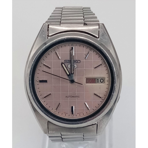 360 - A Seiko 5 Pink Dial Gents Watch. Stainless steel strap and case - 37mm. Pink checked dial with day/d... 