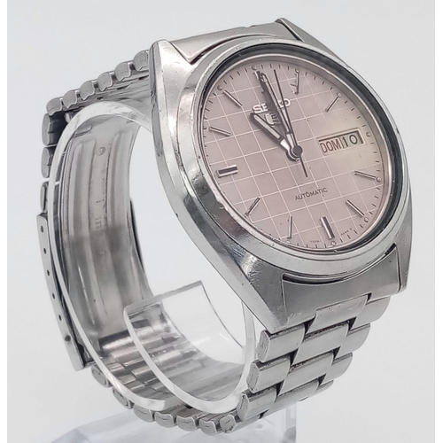 360 - A Seiko 5 Pink Dial Gents Watch. Stainless steel strap and case - 37mm. Pink checked dial with day/d... 