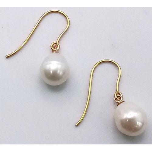 402 - A Pair of 9K Yellow Gold and Pearl Earrings. 2.41g total weight.