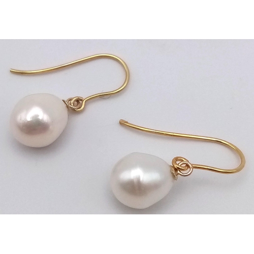 402 - A Pair of 9K Yellow Gold and Pearl Earrings. 2.41g total weight.