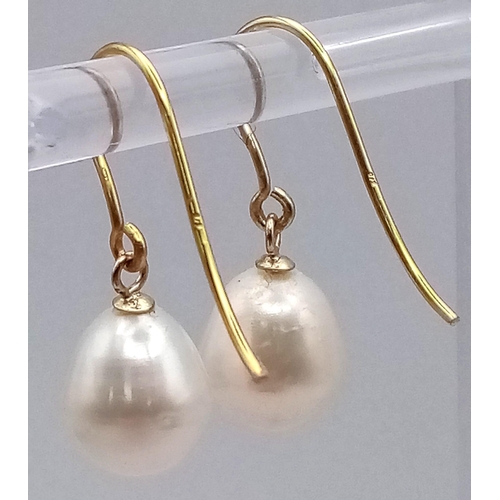 402 - A Pair of 9K Yellow Gold and Pearl Earrings. 2.41g total weight.