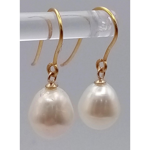 402 - A Pair of 9K Yellow Gold and Pearl Earrings. 2.41g total weight.