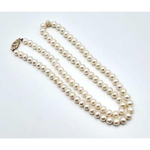 531 - A PEARL NECKLACE WITH A 14K YELLOW GOLD CLASP.  46CM IN LENGTH.