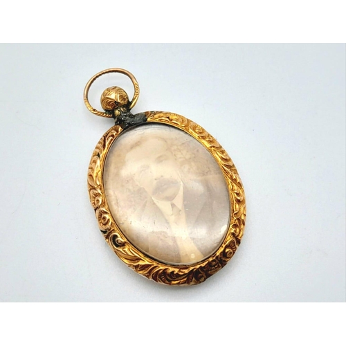 254 - AN ANTIQUE DOUBLE SIDED LOCKET WITH ORIGINAL PHOTOGRAPHS MADE FROM GOLD AND PINCHBECK .  10.2gms