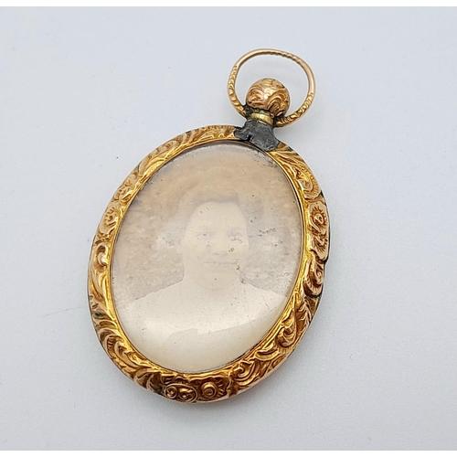 254 - AN ANTIQUE DOUBLE SIDED LOCKET WITH ORIGINAL PHOTOGRAPHS MADE FROM GOLD AND PINCHBECK .  10.2gms