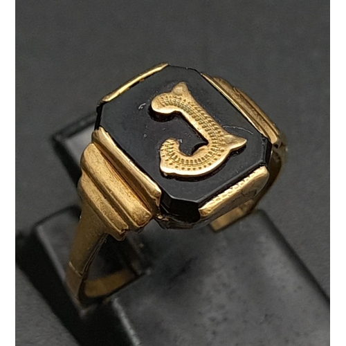 380 - A 9K GOLD RING WITH THE INITIAL 