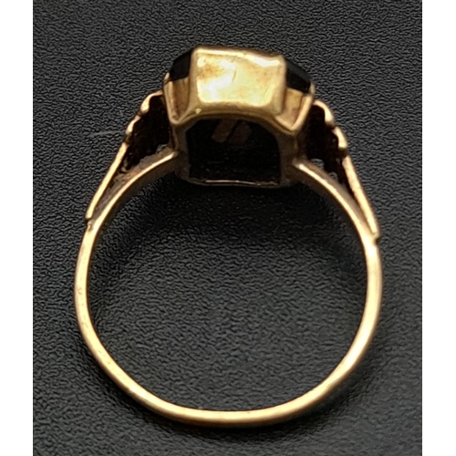 380 - A 9K GOLD RING WITH THE INITIAL 