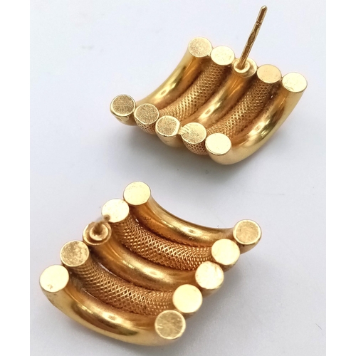 261 - A PAIR OF 18K GOLD EARRINGS IN AN ELEGANT CURVE DESIGN .   4.4gms