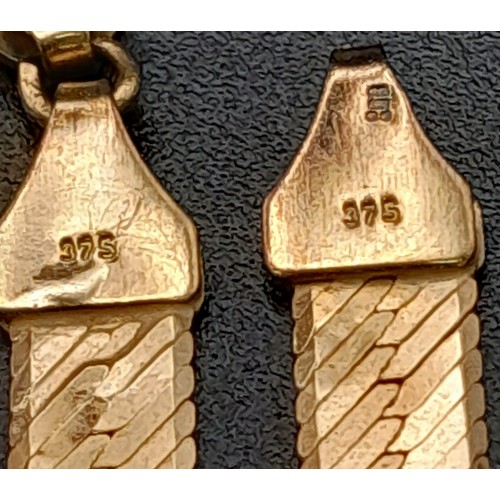 200 - A 9K GOLD FLAT CHEVRON NECKLACE .  9.4gms   40cms