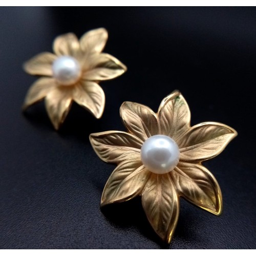 16 - A PAIR OF 18K GOLD EARRINGS IN FLORAL SHAPE WITH CENTRAL PEARL .   3.2gms