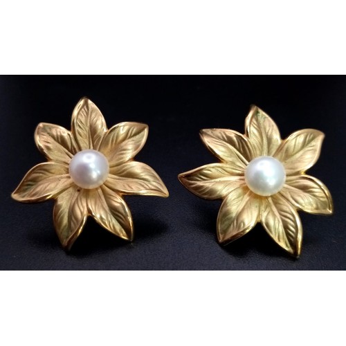 16 - A PAIR OF 18K GOLD EARRINGS IN FLORAL SHAPE WITH CENTRAL PEARL .   3.2gms