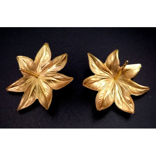 16 - A PAIR OF 18K GOLD EARRINGS IN FLORAL SHAPE WITH CENTRAL PEARL .   3.2gms