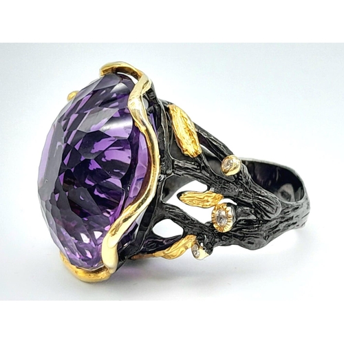 118 - A glorious, vintage sterling silver ring with 18 K yellow gold accents and an impressive amethyst wi... 