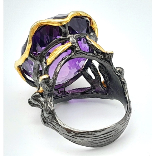 118 - A glorious, vintage sterling silver ring with 18 K yellow gold accents and an impressive amethyst wi... 