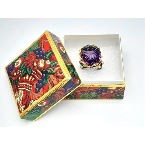 118 - A glorious, vintage sterling silver ring with 18 K yellow gold accents and an impressive amethyst wi... 