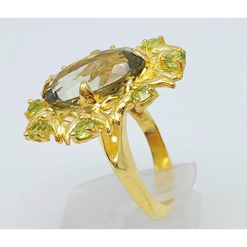 209 - A very attractive silver and 18 K yellow gold Peridot ring, presented in a beautiful black box decor... 