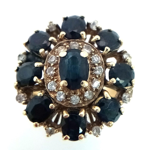 103 - A 9K YELLOW GOLD DIAMOND & SAPPHIRE CLUSTER RING,. TOTAL WEIGHT 6.4G. SIZE L