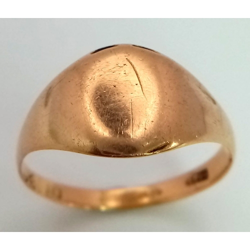 110 - 18K YELLOW GOLD VINTAGE SHIELD SIGNET RING. HALLMARKED CHESTER. TOTAL WEIGHT 4.7G.  SIZE V