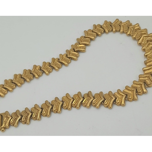 94 - A 22k Yellow Gold Asian Inspired Chevron Bracelet. 18cm.
16.8g weight. 916 hallmark.