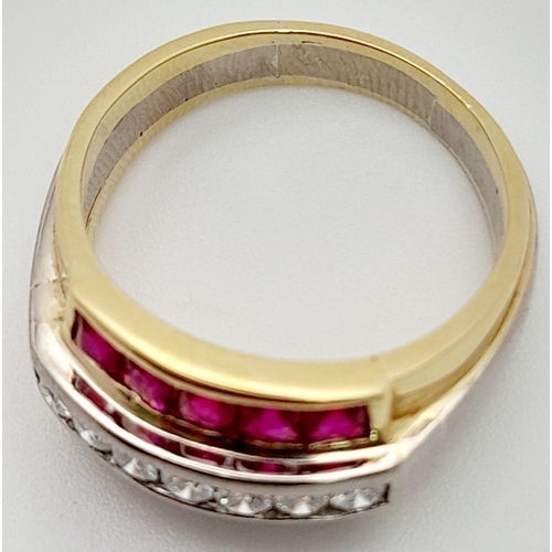 178 - An 18K Yellow Gold Ruby and Diamond Ring - 7 round brilliant cut diamonds - 0.35ct sandwiched betwee... 