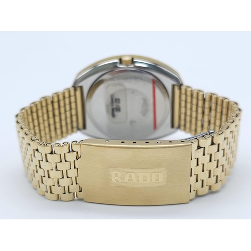 407 - A Gold Plated Rado Diastar Unisex Watch. Gold plated bracelet and case - 36mm. Gold tone dial with d... 