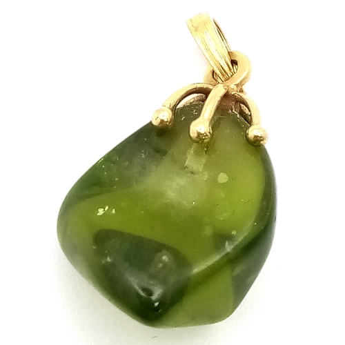 428 - An Irregular Shaped Peridot Pendant set in 18K Yellow Gold. 3.9g total weight. 2.5cm. Ref: 13769