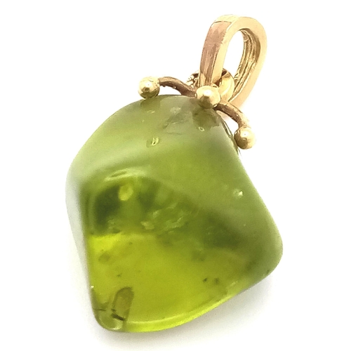 428 - An Irregular Shaped Peridot Pendant set in 18K Yellow Gold. 3.9g total weight. 2.5cm. Ref: 13769