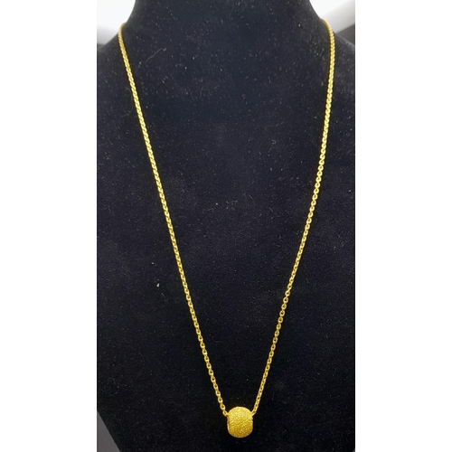 50 - A 21k Yellow Gold Asian Necklace with a 21K Yellow Gold Glitterball Pendant. 46cm necklace length. 8... 