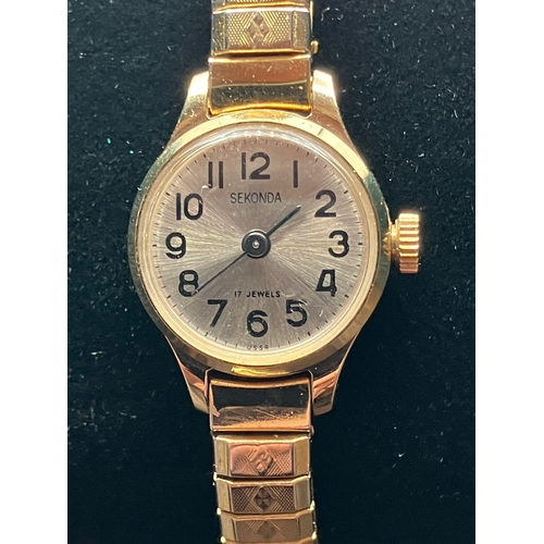 462 - 2 x Ladies vintage WRISTWATCHES. A rare TIMEX model 50950-2373 having grey leather strap. Together w... 