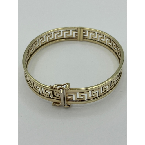 77 - Stunning 9 carat YELLOW GOLD BANGLE in Classic Greek Key Design, having hinged opening with double c... 