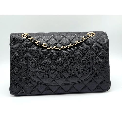 31 - A VINTAGE BLACK CAVIAR LEATHER CHANEL FLAP BAG. 24K GOLD PLATED HARDWARE. LOVELY INTERIOR POCKETS CO... 