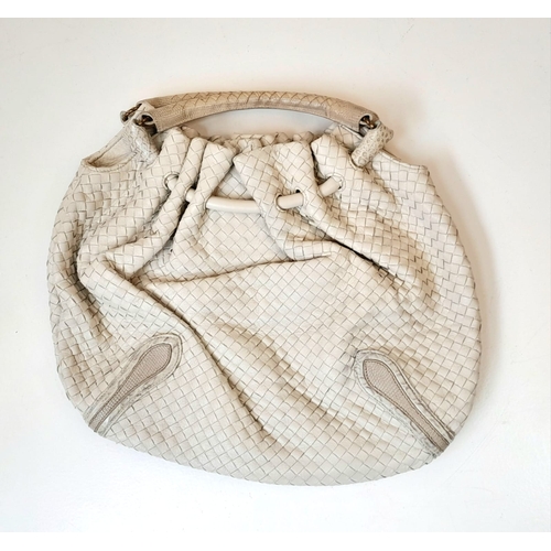 155 - A BOTTEGA VENETA SOFT CREAM LEATHER HOBO BAG. COMES WITH INTERIOR ZIPPED COMPARTMENT AND PHONE POCKE... 