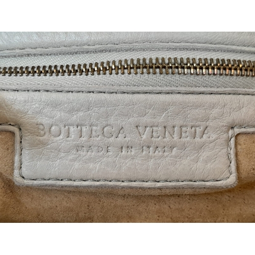 155 - A BOTTEGA VENETA SOFT CREAM LEATHER HOBO BAG. COMES WITH INTERIOR ZIPPED COMPARTMENT AND PHONE POCKE... 