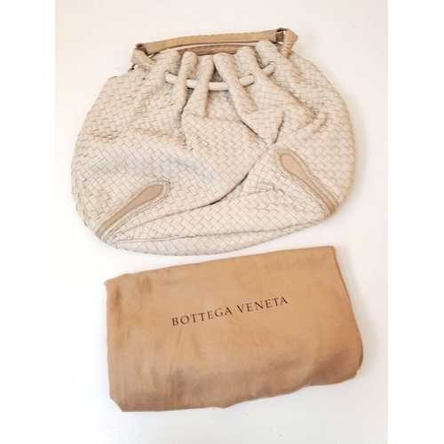 155 - A BOTTEGA VENETA SOFT CREAM LEATHER HOBO BAG. COMES WITH INTERIOR ZIPPED COMPARTMENT AND PHONE POCKE... 