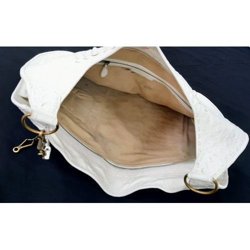 176 - A BOTTEGA VENETTA CREAM TOTE BAG. GOLD TONE METAL HARDWARE, TOP ZIP LEADING TO INTERIOR POCKET AND Z... 