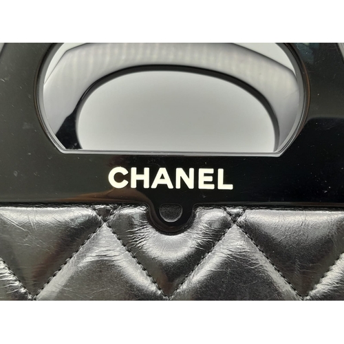 18 - A CHANEL CC DELIVERY TOTE BAG. EXTERIOR SLIP POCKET, 2X INTERIOR SLIP POCKETS, ONE INTERIOR ZIP POCK... 