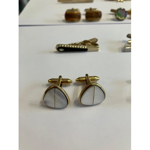 308 - Vintage selection of Gentlemans CUFFLINKS and TIE CLIPS. To include gold tone, silver tone, jewelled... 