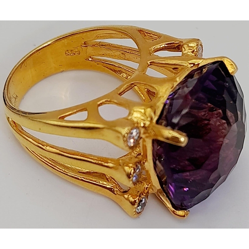 140 - A very glamorous, sterling silver and gold ring with a large, cushion cut, quality amethyst (17 x 17... 