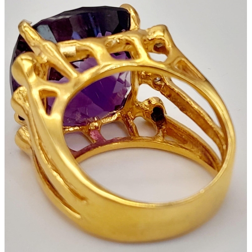 140 - A very glamorous, sterling silver and gold ring with a large, cushion cut, quality amethyst (17 x 17... 