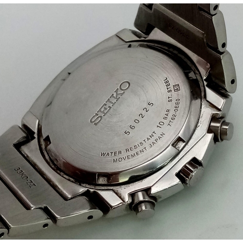 A Seiko Chronograph Quartz Gens Watch. Stainless steel strap and