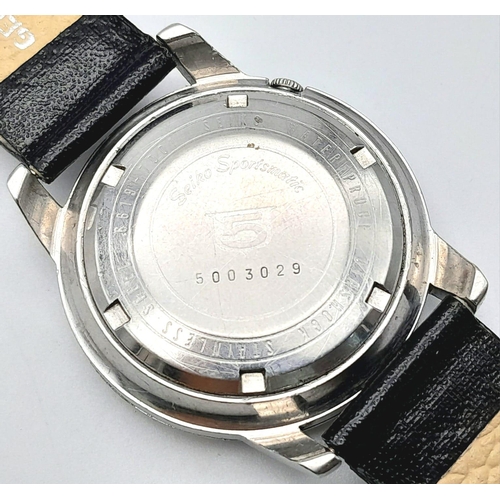 95 - A Rare Vintage Seiko 5 Sportsmatic Gents Watch. 21 jewels, black leather strap. Stainless steel case... 