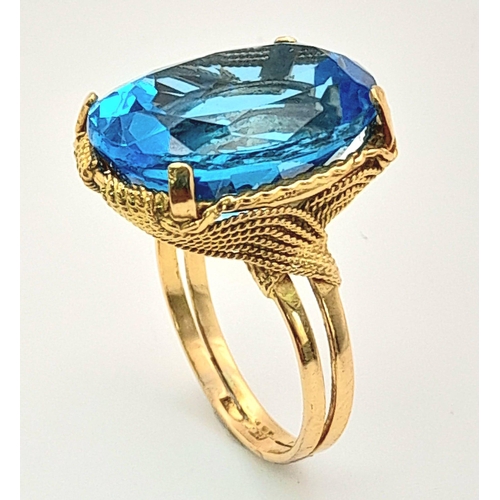 198 - A Beautiful 18K Yellow Gold and Blue Aquamarine Gemstone Ring. 17ct crystal clear oval aquamarine se... 