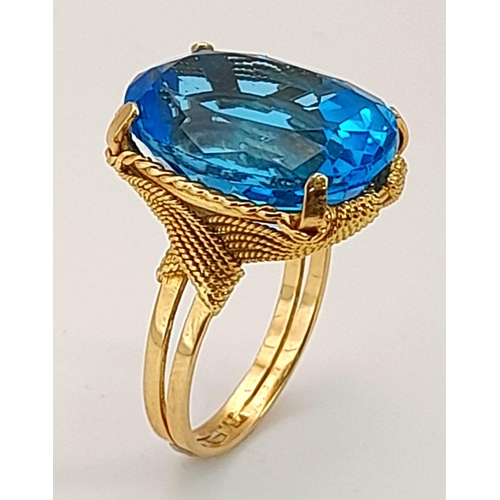 198 - A Beautiful 18K Yellow Gold and Blue Aquamarine Gemstone Ring. 17ct crystal clear oval aquamarine se... 