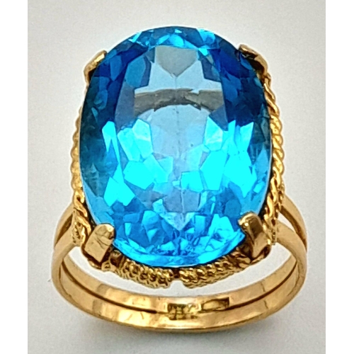 198 - A Beautiful 18K Yellow Gold and Blue Aquamarine Gemstone Ring. 17ct crystal clear oval aquamarine se... 